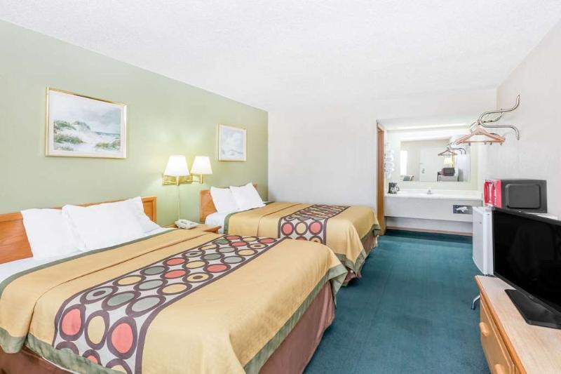 Super 8 By Wyndham Butler Hotel Exterior photo