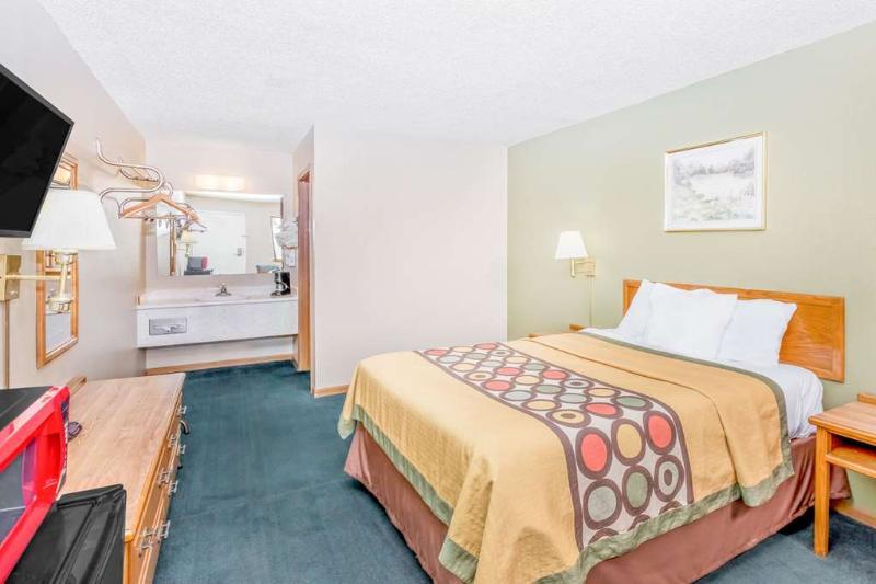 Super 8 By Wyndham Butler Hotel Exterior photo