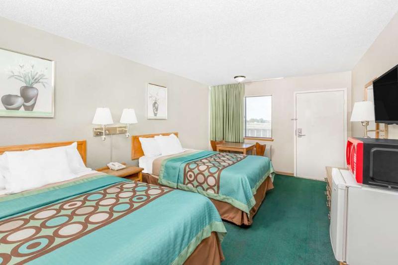 Super 8 By Wyndham Butler Hotel Exterior photo